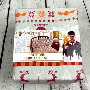 Three piece twin flannel sheet set. Harry Potter.